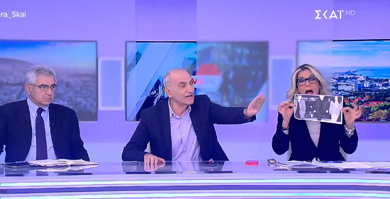 Χαμός στον αέρα του ΣΚΑΪ: Ο Βαρεμένος άρπαξε χαρτί από την Καραμανλή, το τσαλάκωσε και το πέταξε