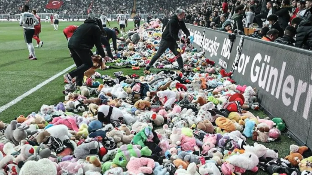 «Κυβέρνηση, παραιτήσου!» – Οπαδοί της Μπεσίκτας έριξαν λούτρινα αρκουδάκια για τα σεισμόπληκτα παιδιά (ΒΙΝΤΕΟ)