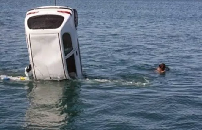 Χαλκίδα: Αμάξι κατέληξε στη θάλασσα γιατί ο ιδιοκτήτης του ξέχασε να βάλει χειρόφρενο