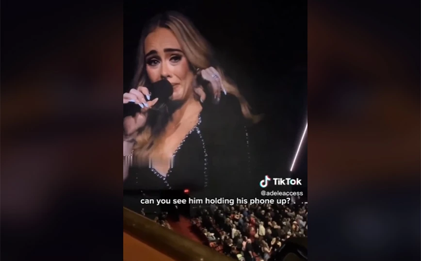 Η Adele έβαλε τα κλάματα πάνω στη σκηνή – Θεατής έδειξε φωτογραφία της συζύγου του που έχει φύγει από τη ζωή