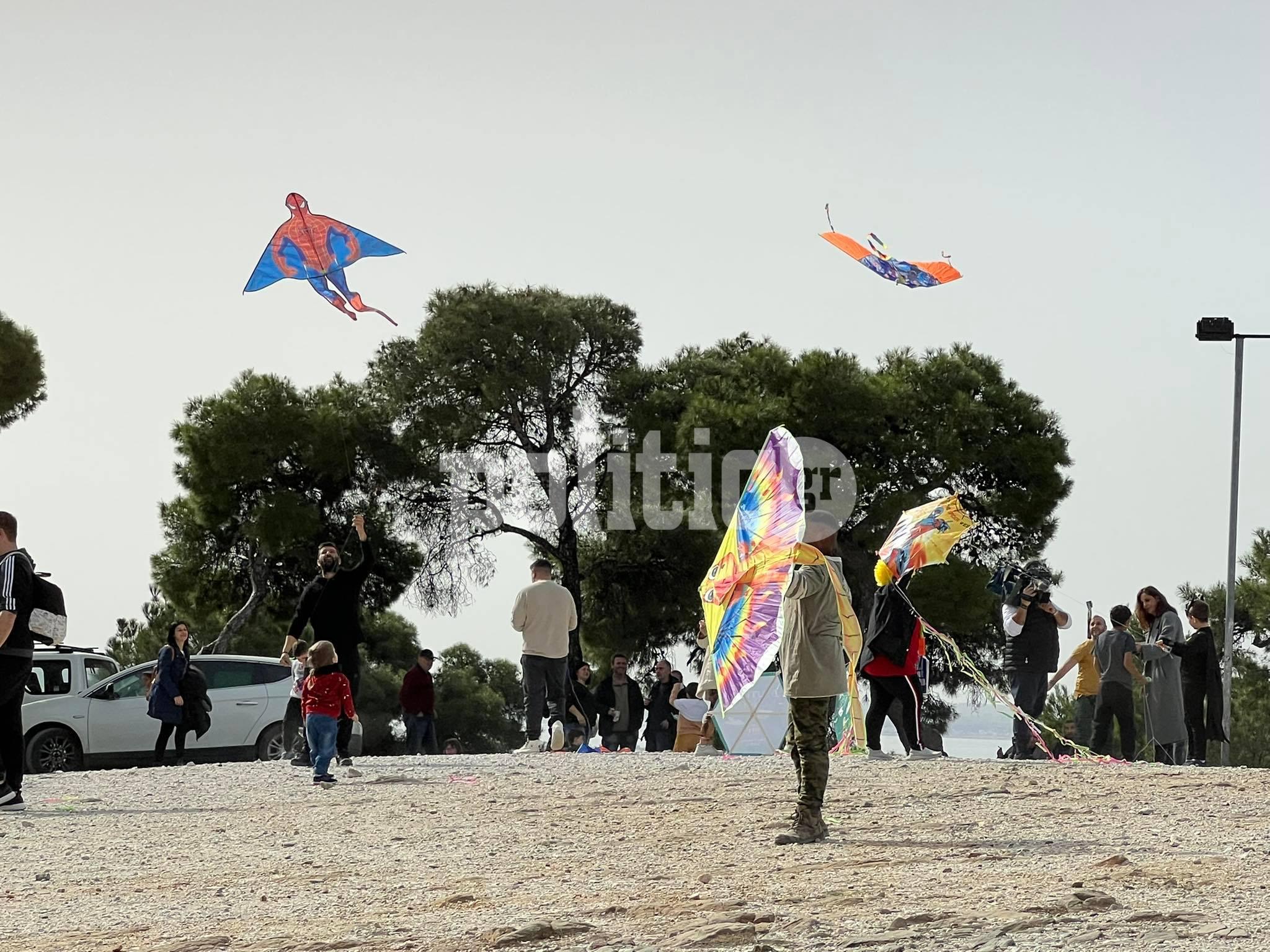 Θεσσαλονίκη: Με χρωματιστούς χαρταετούς γέμισε ο ουρανός του Σέιχ Σου (ΦΩΤΟ-ΒΙΝΤΕΟ)