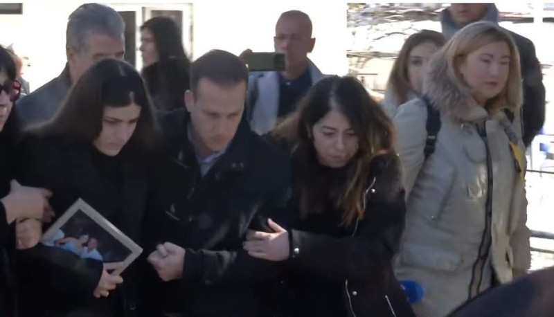 Κηδεία σμηναγού Ευσταθίου Τσιτλακίδη: Συντετριμμένοι οι γονείς και η αρραβωνιαστικιά του
