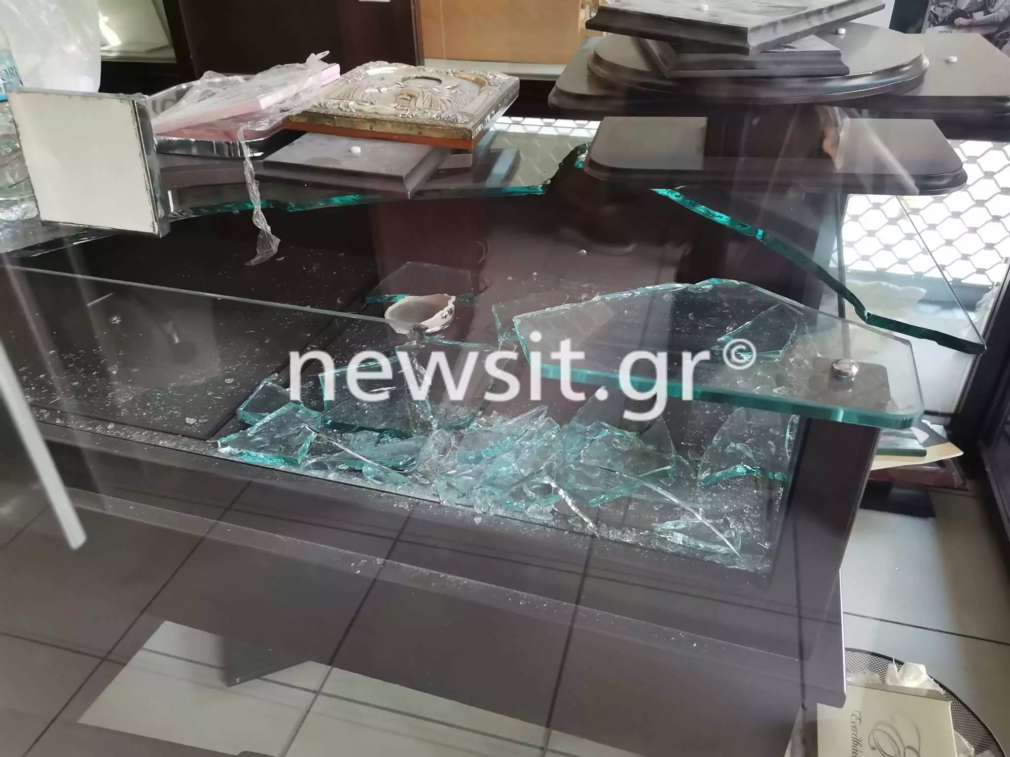 Γυαλιά καρφιά έκαναν οι ληστές κοσμηματοπωλείο στο Αιγάλεω – Βίντεο ντοκουμέντο