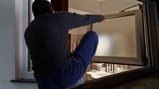 Μαρούσι: Διαρρήκτης εισέβαλε σε μονοκατοικία, έκανε τσιγάρο, ήπιε αναψυκτικό, λήστεψε και ξέχασε τα εργαλεία του