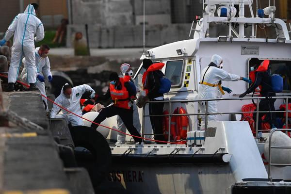 Ιταλία: Σε λιμάνι της Ρώμης αποβιβάσθηκαν οι μετανάστες και πρόσφυγες που διέσωσε η ΜΚΟ Emergency