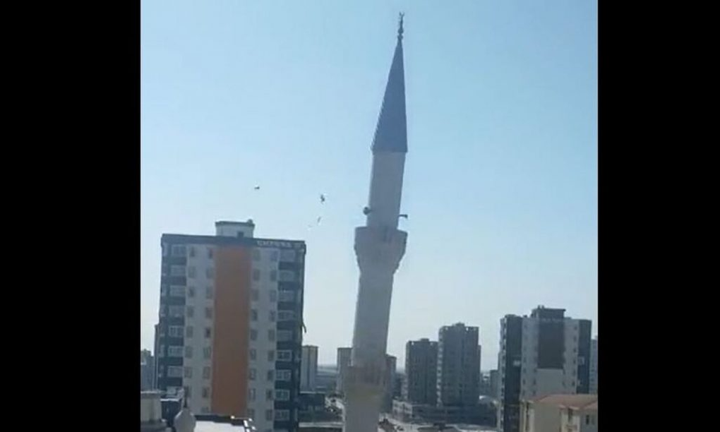 Τουρκία: Συγκλονιστικό βίντεο από τη στιγμή που κατέρρευσε μιναρές ανάμεσα σε σπίτια