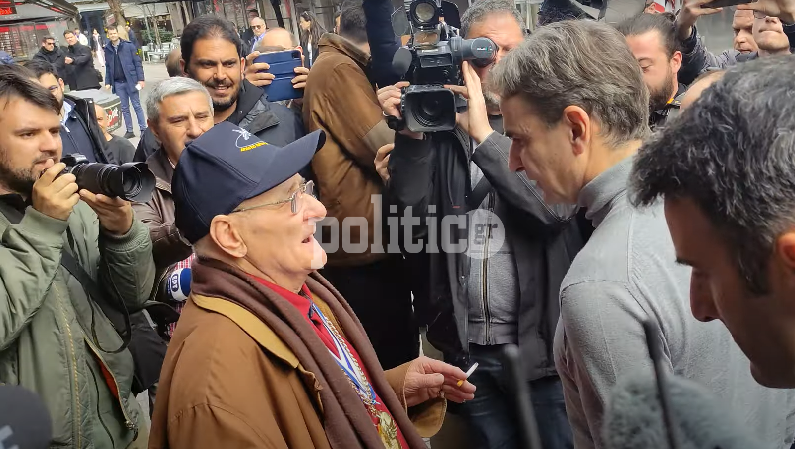 Κυρ. Μητσοτάκης σε ηλικιωμένο καπνιστή: “Πρέπει να κόψεις το τσιγάρο” (ΒΙΝΤΕΟ)