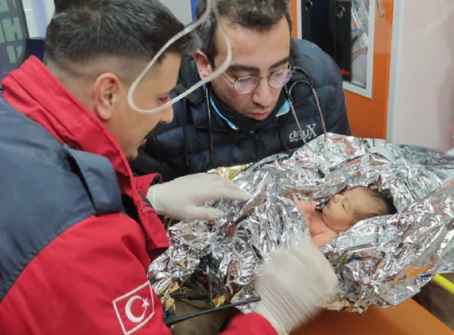 Τουρκία: Βρέφος 10 ημερών βγήκε ζωντανό μαζί με τη μητέρα του μετά από 90 ώρες