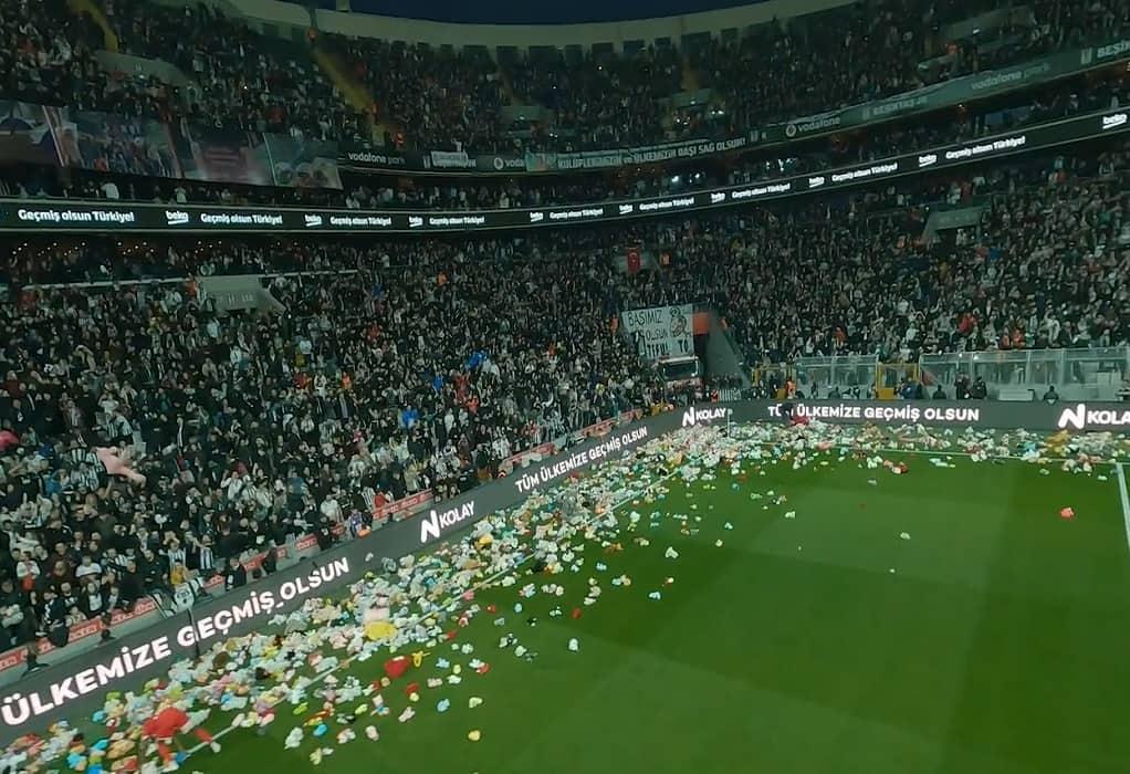 Συγκινητική κίνηση από τους οπαδούς της Μπεσίκτας: Πέταξαν λούτρινα αρκουδάκια – Ζήτησαν παραίτηση του Ερντογάν (ΒΙΝΤΕΟ)