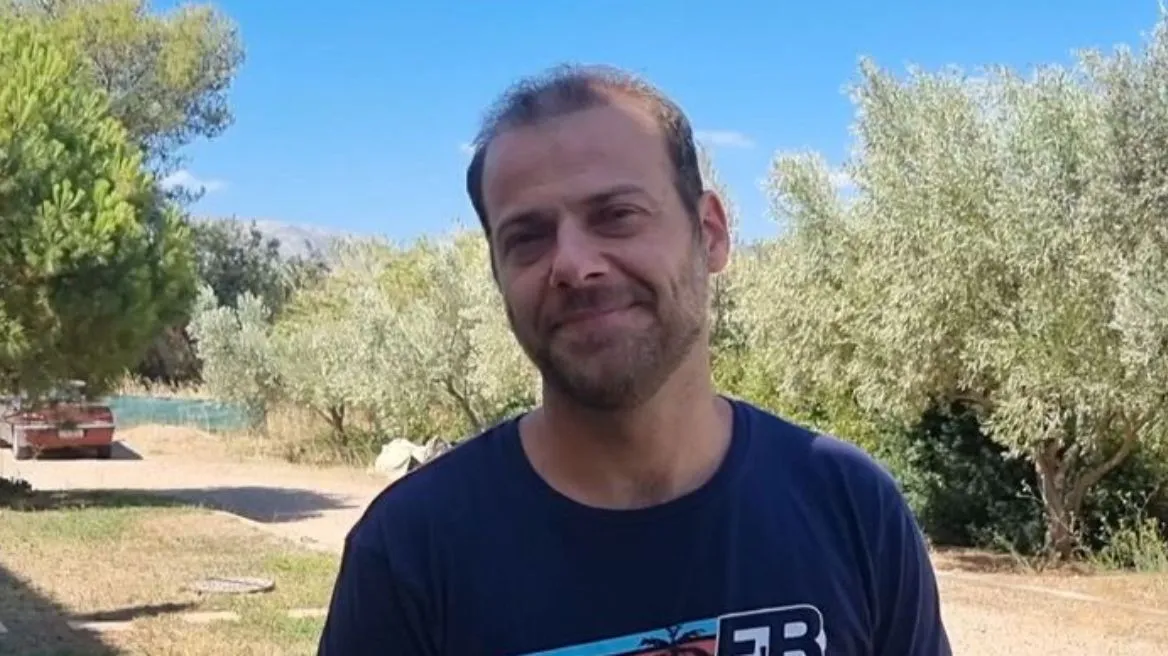 Ορέστης Τζιόβας: Ατύχημα για τον ηθοποιό – Αντικαταστάθηκε στην παράσταση που συμμετέχει
