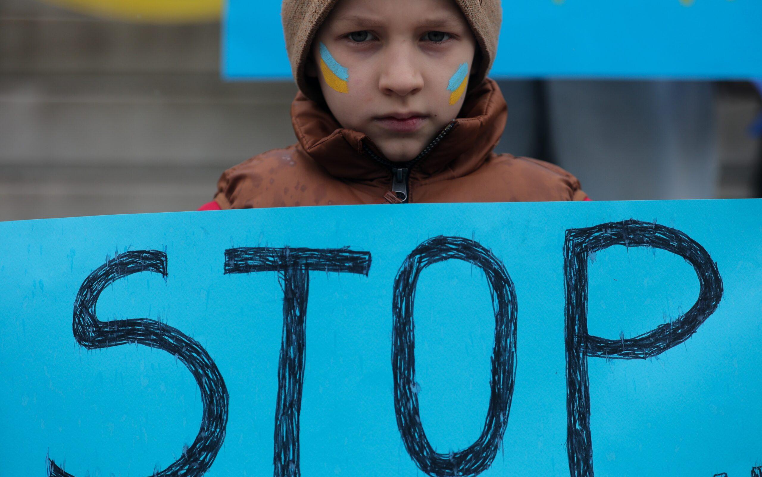 Γαλλία: Διαδήλωση στο Παρίσι προς τιμή της “ηρωικής αντίστασης” του ουκρανικού λαού