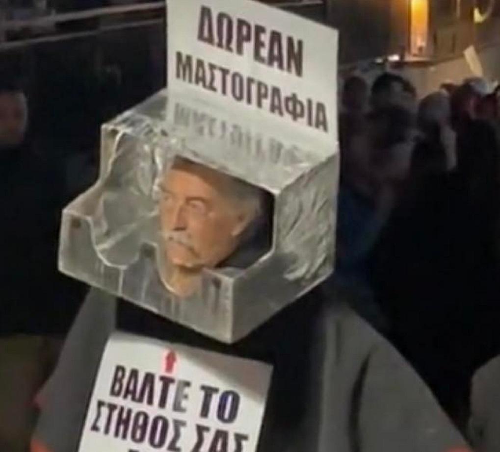 Ξανθιώτικο καρναβάλι: Ηλικιωμένος ντύθηκε μηχάνημα μαστογραφίας προσφέροντας… δωρεάν έλεγχο – Δείτε το βίντεο