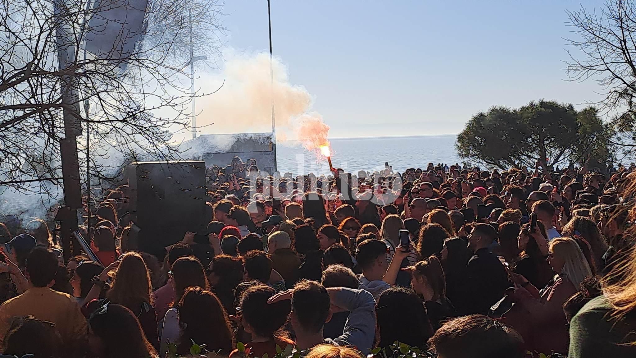 Θεσσαλονίκη: Πανικός στην συναυλία του Γιάννη Χαρούλη έξω από το Βασιλικό Θέατρο (ΦΩΤΟ – ΒΙΝΤΕΟ)