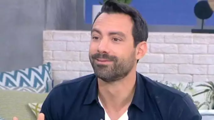 Σάκης Τανιμανίδης: «Μου αρέσει να κοιμάμαι από τη δεξιά πλευρά για να αγκαλιάζω κουταλάκι τη Χριστίνα»