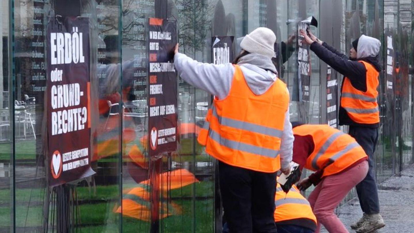 Γερμανία: Ακτιβιστές ψέκασαν με μαύρο υγρό το μνημείο όπου είναι χαραγμένα τα άρθρα του Συντάγματος