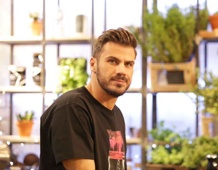 Άκης Πετρετζίκης: Γλυκό του κουταλιού αχλάδι με μπαχαρικά