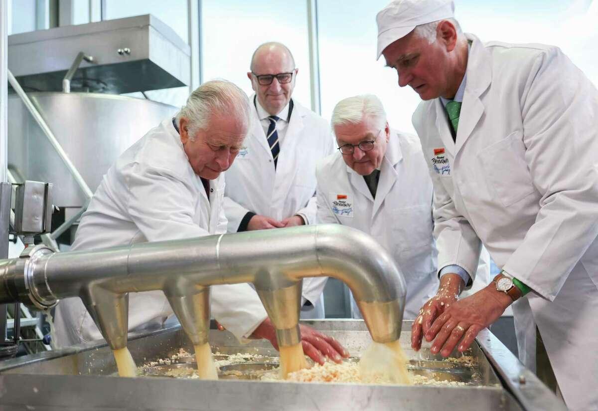 Ο βασιλιάς Κάρολος φόρεσε φόρμα εργασίας και έφτιαξε τυρί σε οργανική φάρμα (ΒΙΝΤΕΟ)