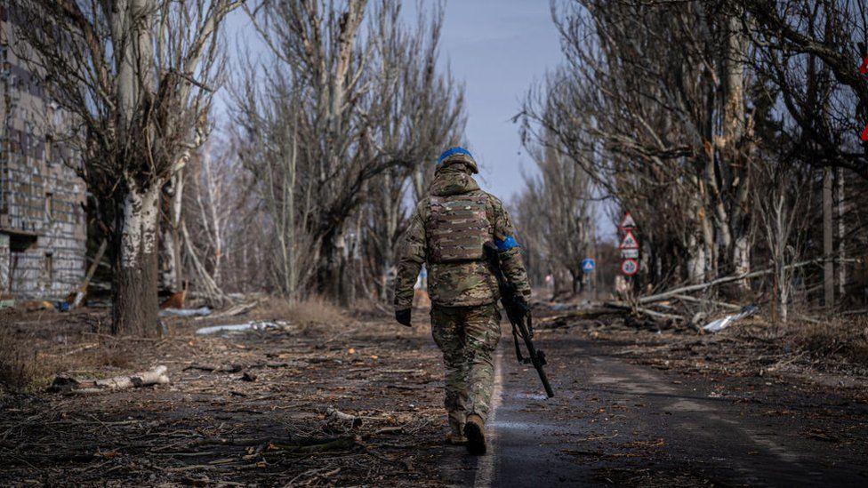 Ουκρανία: Τρεις άνθρωποι σκοτώθηκαν σε ρωσικό βομβαρδισμό στη Χερσώνα
