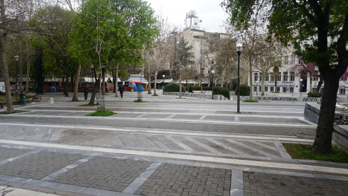 Λάρισα: «Ξεμαλλιάστηκαν» στη μέση της πλατείας