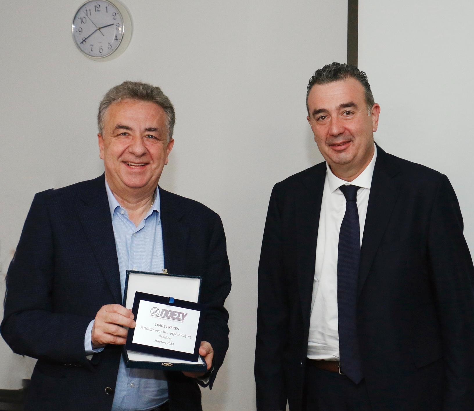 Από την ΠΟΕΣΥ τιμήθηκε ο Περιφερειάρχης Κρήτης για την διαχρονική στήριξή του στον Τύπο