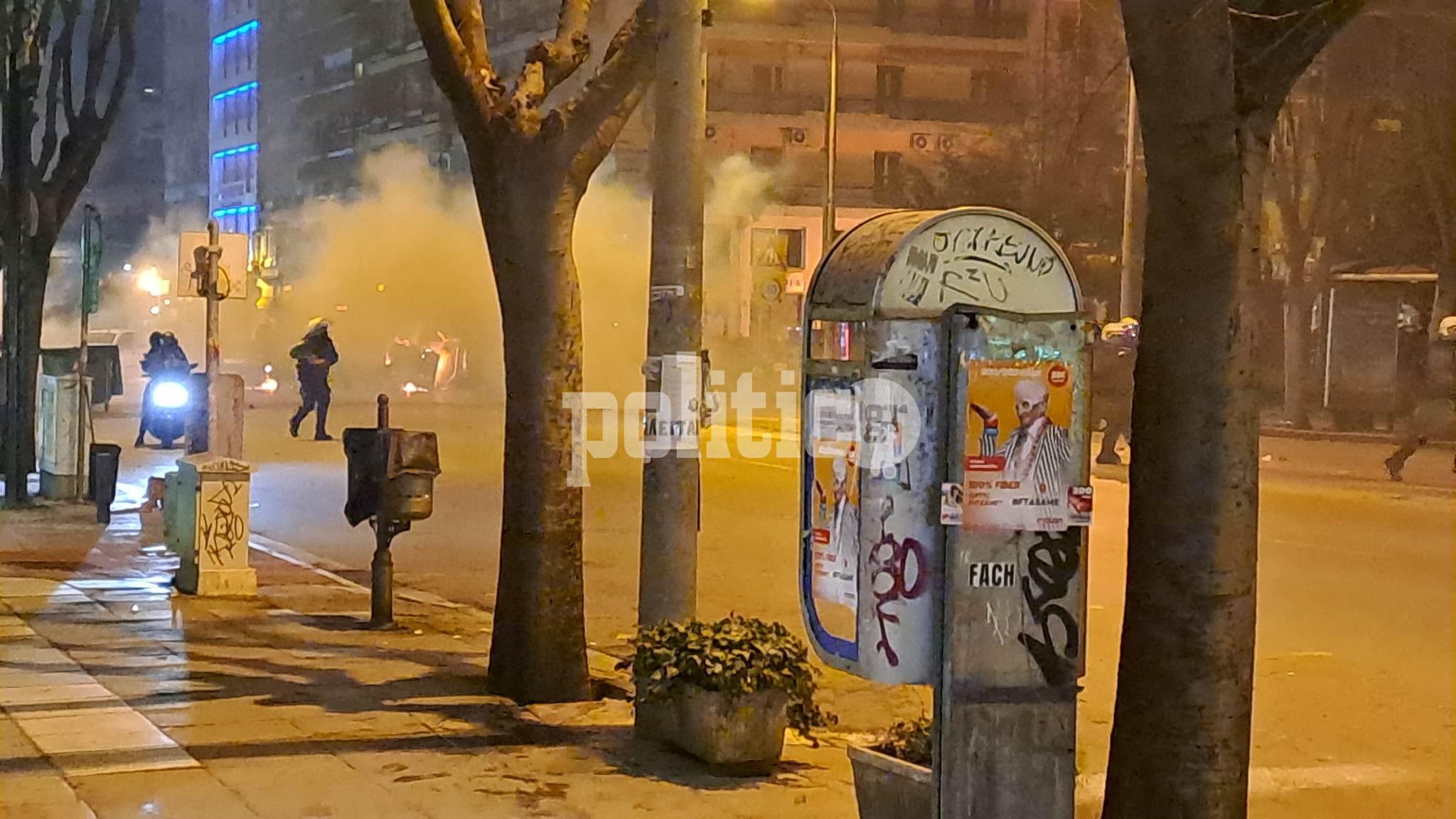 Θεσσαλονίκη – ΤΩΡΑ: Επεισόδια με την ολοκλήρωση της πορείας για την τραγωδία στα Τέμπη (ΦΩΤΟ & ΒΙΝΤΕΟ)