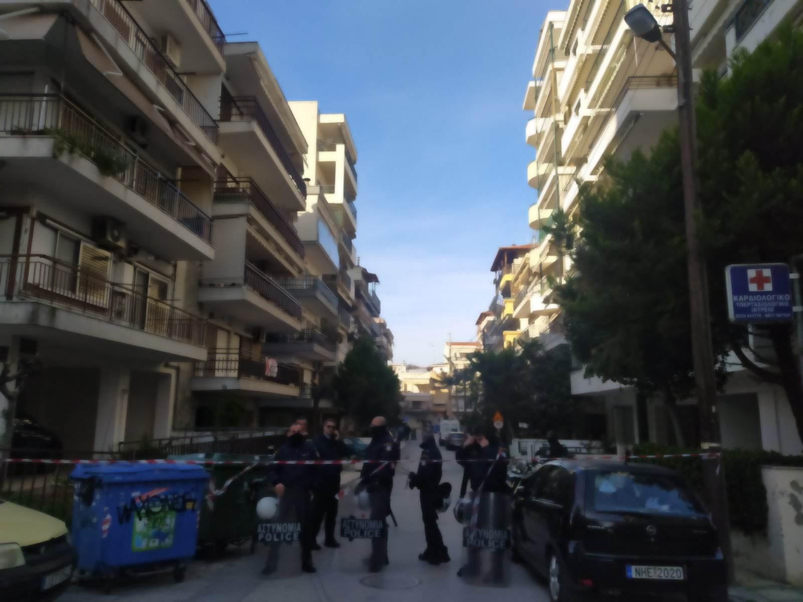 Θεσσαλονίκη: Προσπάθεια έξωσης αυτήν την ώρα σε οικία χαμηλοσυνταξιούχου – Συγκέντρωση από ταξικά σωματεία (ΦΩΤΟ)