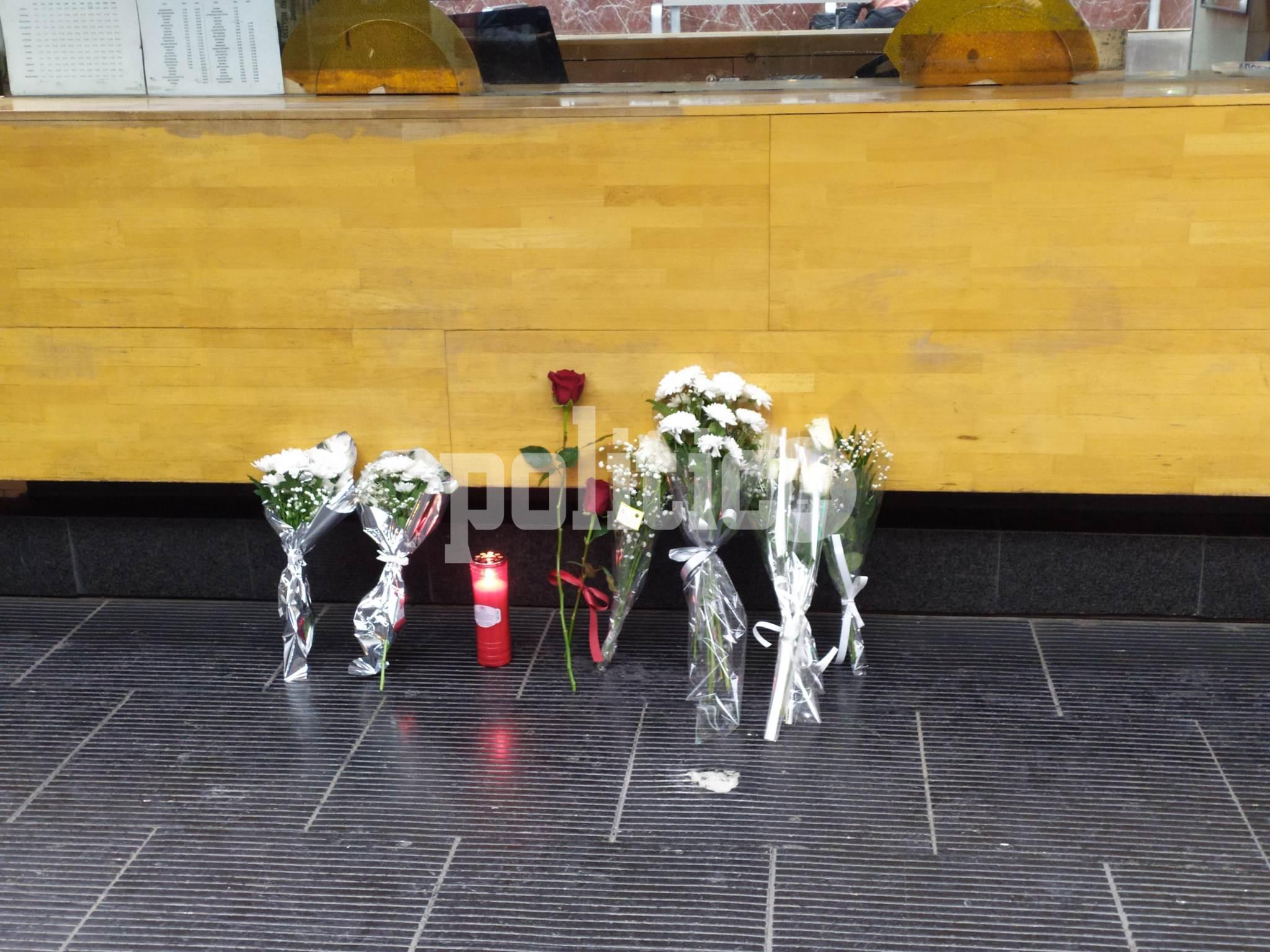 Θεσσαλονίκη: Λουλούδια και αναμμένο κεράκι στον ΟΣΕ στη μνήμη των θυμάτων των Τεμπών