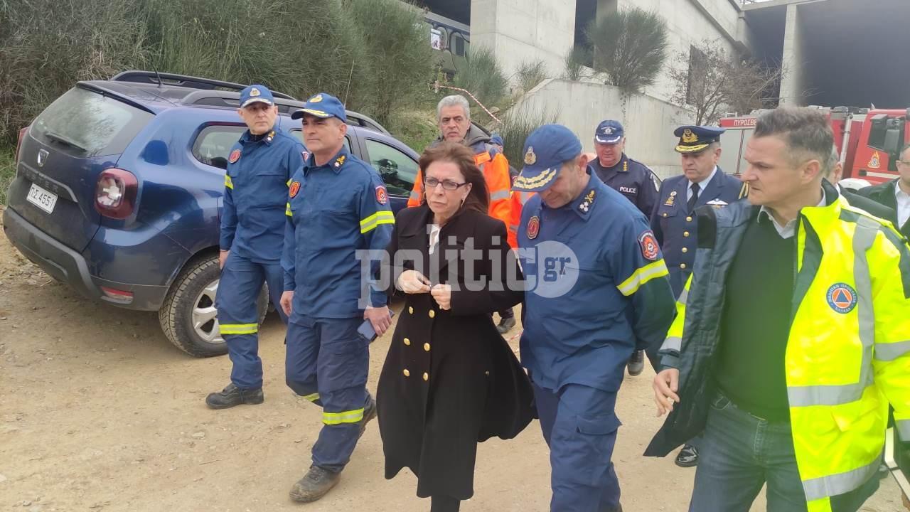 Στο σημείο της φονικής σύγκρουσης των δύο τρένων η Κ. Σακελλαροπούλου (ΕΙΚΟΝΕΣ & ΒΙΝΤΕΟ)