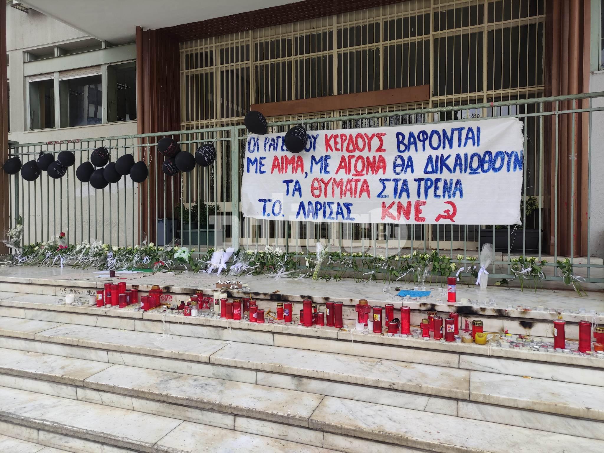 Λάρισα: Πανό και μπαλόνια στο Δικαστικό Μέγαρο (ΦΩΤΟ)