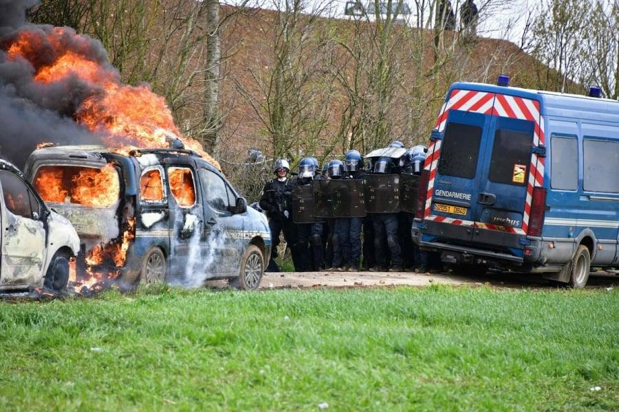 Γαλλία: 3.000 αστυνομικοί εναντίον διαδηλωτών για τον νερό