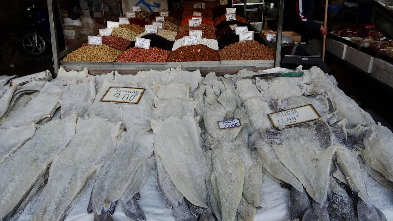 «Απλησίαστος» ο μπακαλιάρος για την 25η Μαρτίου – Αγγίζει ήδη τα 23 ευρώ το κιλό