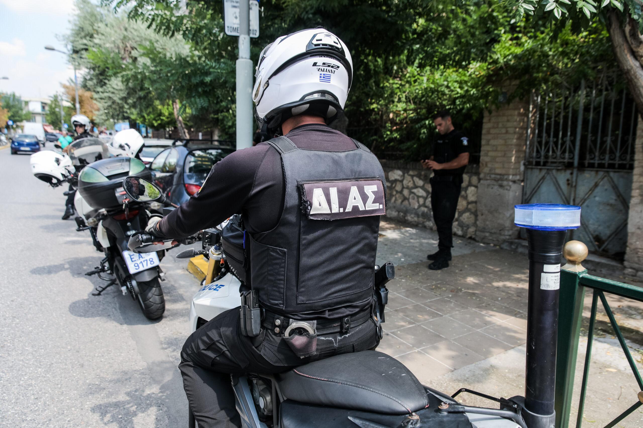 Αστυνομικοί έσωσαν βρέφος με σπασμούς (ΒΙΝΤΕΟ)