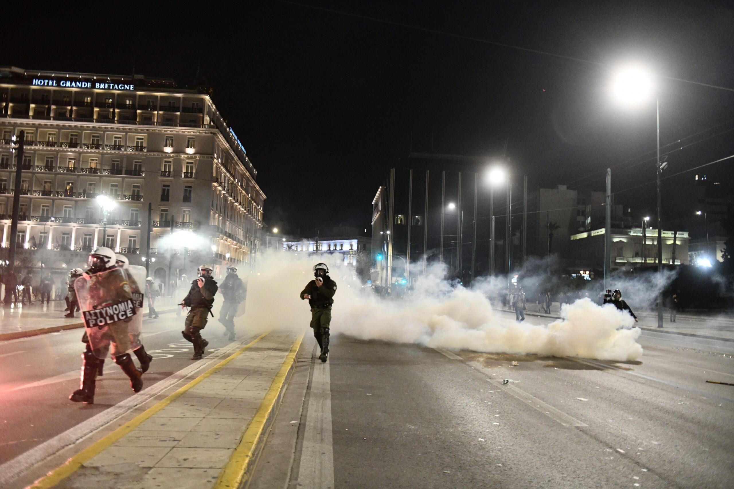 Τραγωδία στα Τέμπη: Επεισόδια στο Σύνταγμα μετά το τέλος της πορείας