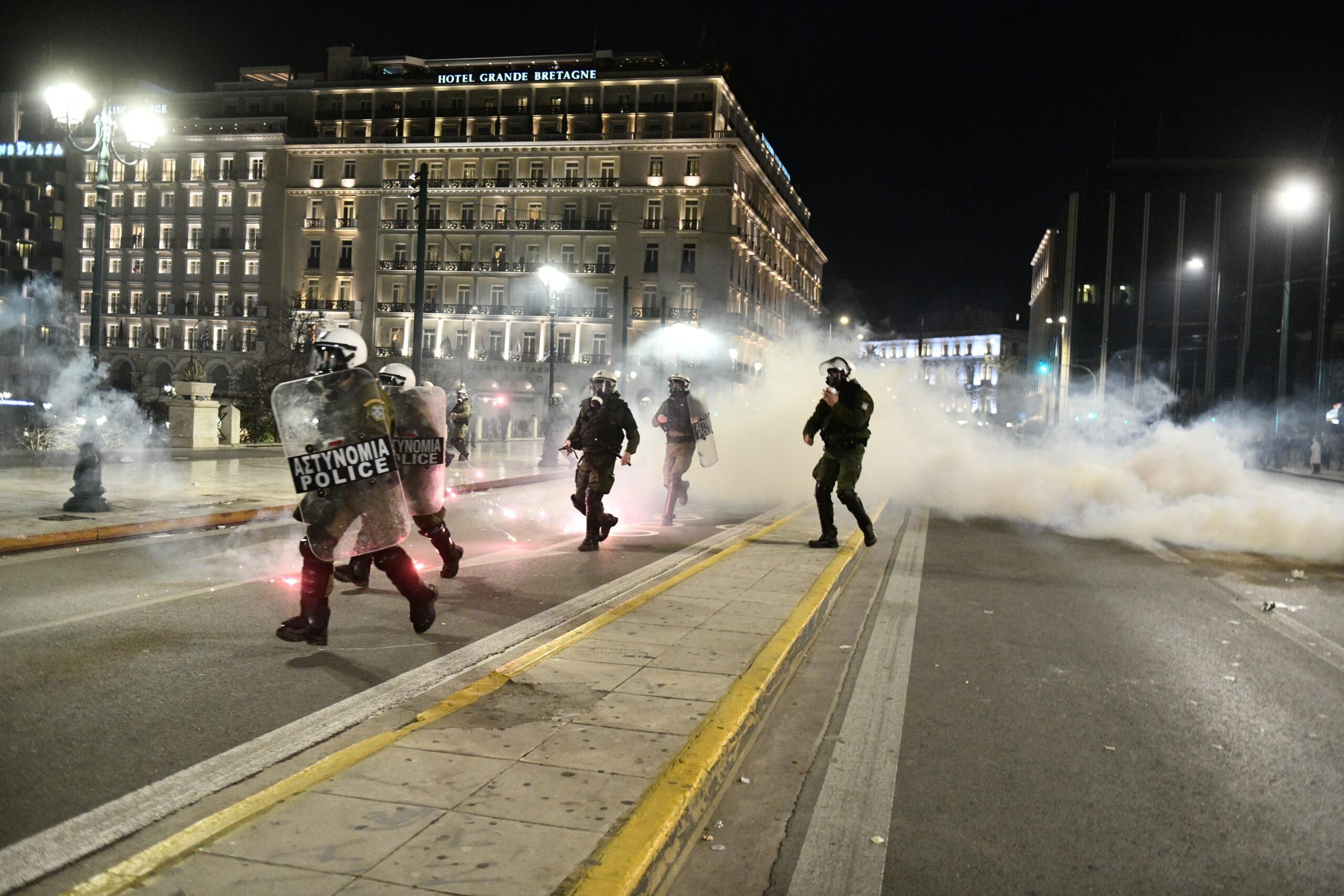 Αθήνα: Τέσσερις προσαγωγές μετά τα επεισόδια στο Σύνταγμα