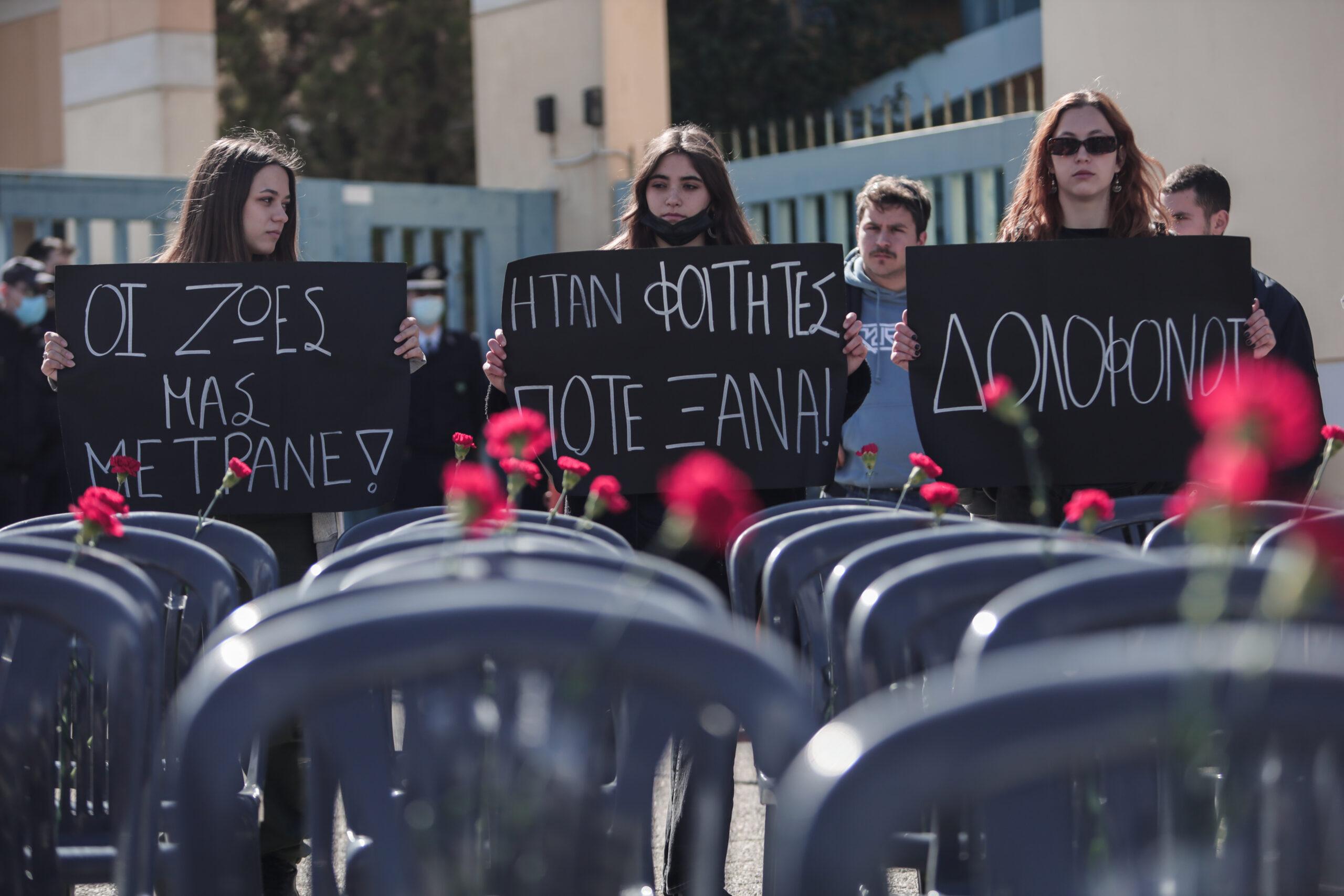 Σύγκρουση τρένων: Διαμαρτυρία φοιτητών με 57 άδειες καρέκλες έξω από το υπουργείο Μεταφορών (ΕΙΚΟΝΕΣ)