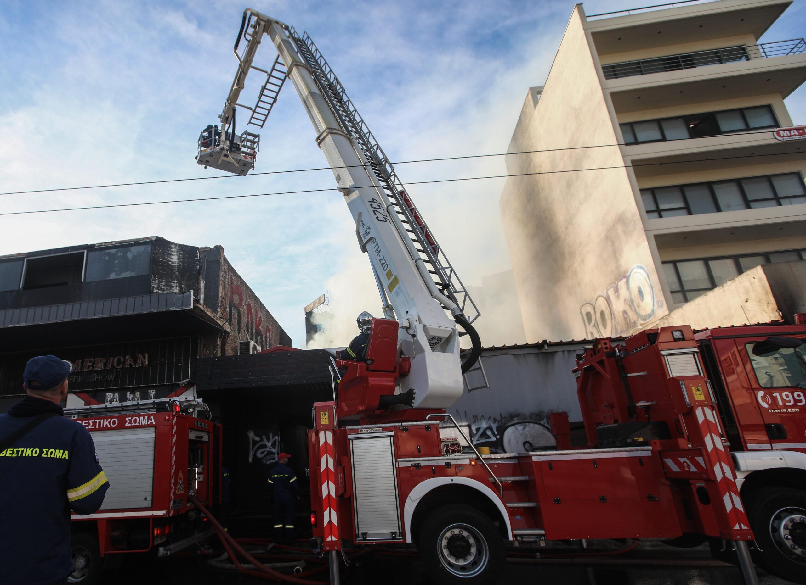 Γκάζι: Υπο έλεγχο η φωτιά σε νυχτερινό μαγαζί – Κλειστή η Πειραιώς