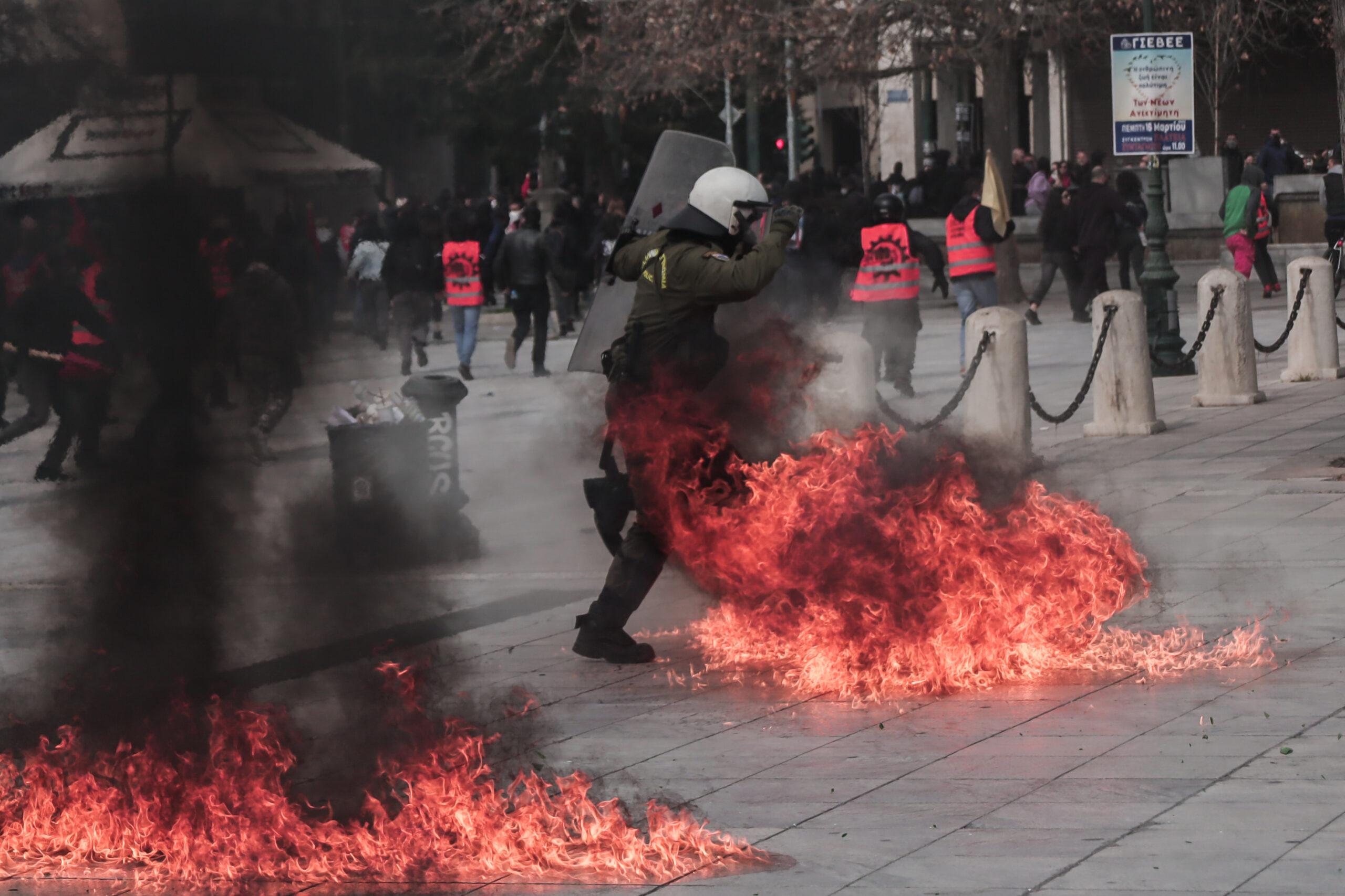 Επεισόδια στην Αθήνα: Έσπασαν με βαριοπούλα το αυτοκίνητο της Όλγας Γεροβασίλη – Τραυματίστηκε ο αστυνομικός της