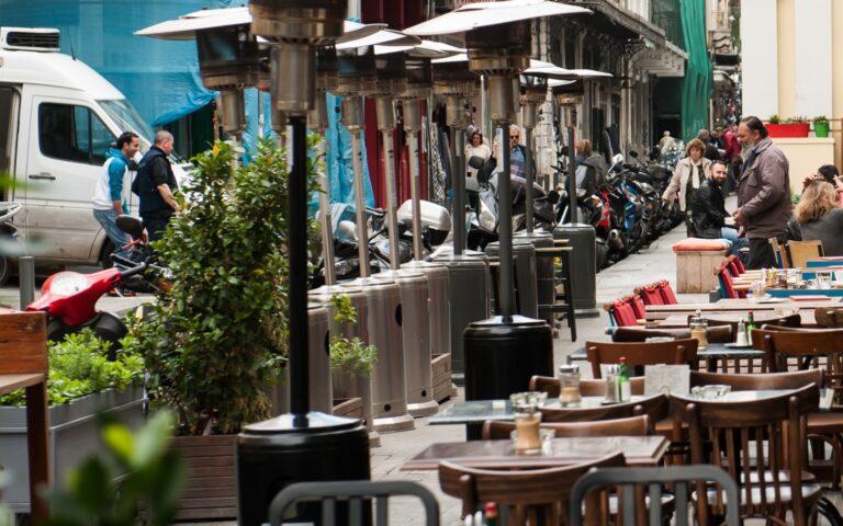 Εμπορικό Τρίγωνο Αθήνας: Αναστέλεται η χορήγηση αδειών για τραπεζοκαθίσματα σε 8 νέους πεζόδρομους και 4 πλατείες