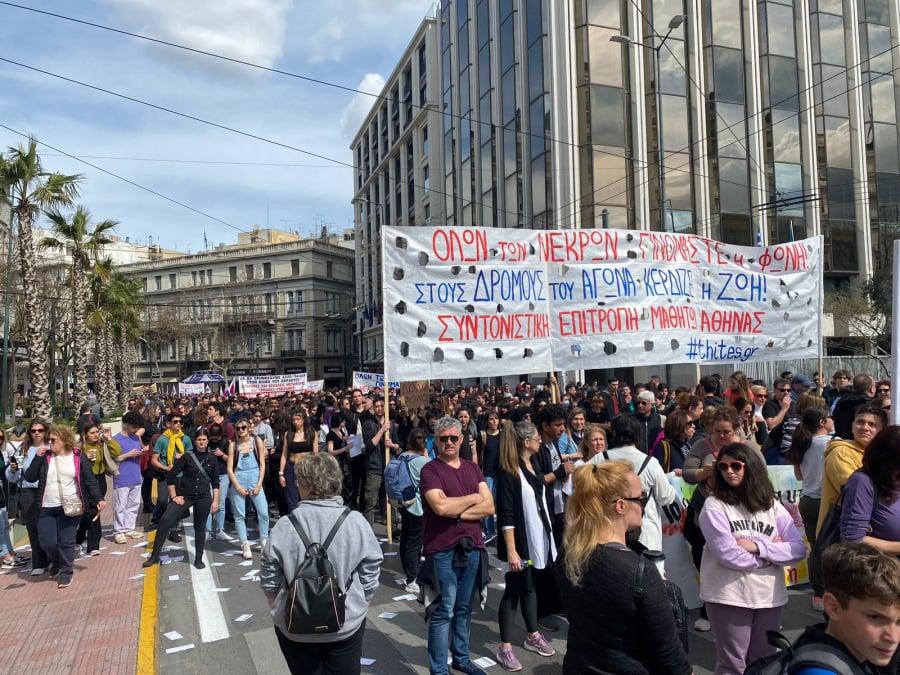 Αθήνα: Χιλιάδες πολίτες στο Σύνταγμα για τα Τέμπη – Κλειστοί δρόμοι και σταθμοί του μετρό
