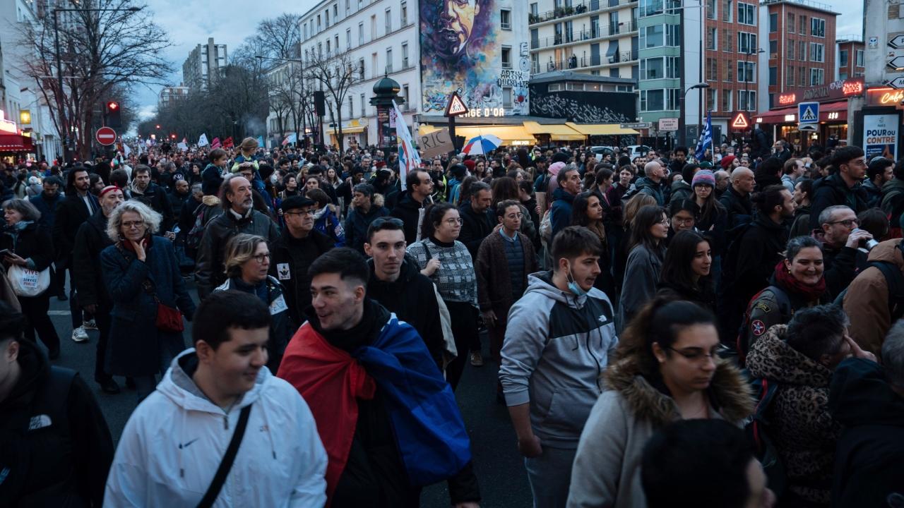 Γαλλία: Επεισόδια στο Παρίσι – Καταψηφίστηκε η πρόταση μομφής κατά του Μακρόν