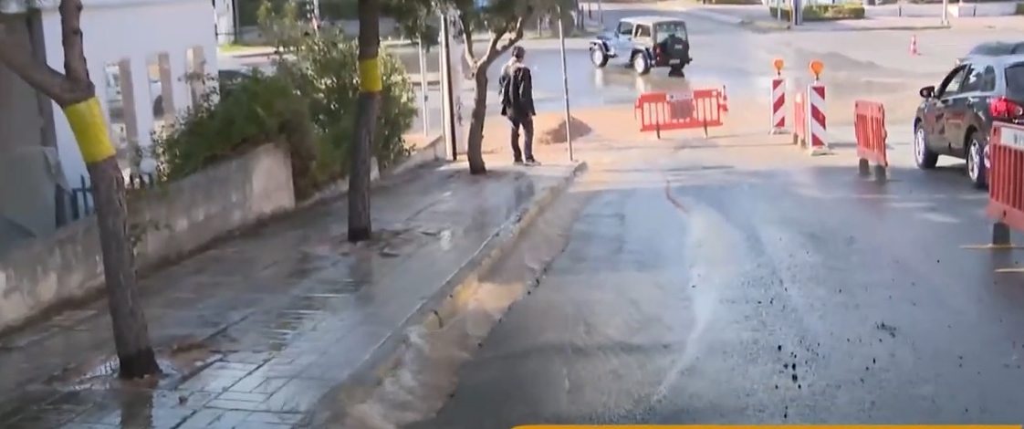 Αττική: Έσπασε αγωγός της ΕΥΔΑΠ – Πλημμύρισε ο δρόμος
