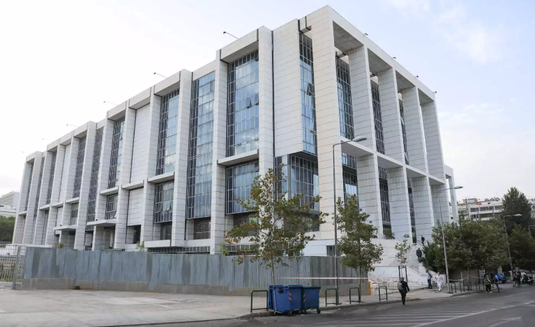 Επίθεση με μαχαίρι έξω από το Εφετείο Αθηνών – Ένας τραυματίας