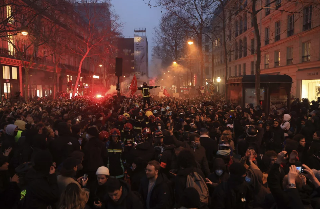 Γαλλία: Viral βίντεο με σύγκρουση περιπολικών εν μέσω διαδηλώσεων