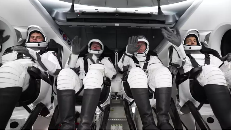 Νέο τετραμελές πλήρωμα έφθασε στο SpaceX