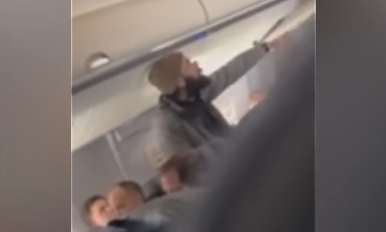 Τρόμος σε πτήση από το Λος Άντζελες: Επιβάτης μαχαίρωσε αεροσυνοδό – Δείτε βίντεο