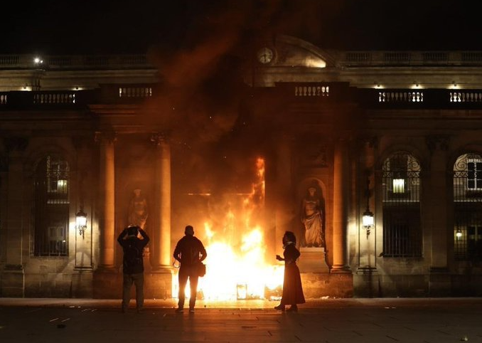 Γαλλία: “Στο στόχαστρο” των διαδηλωτών η επίσκεψη του βασιλιά Καρόλου με φόντο την λαϊκή οργή