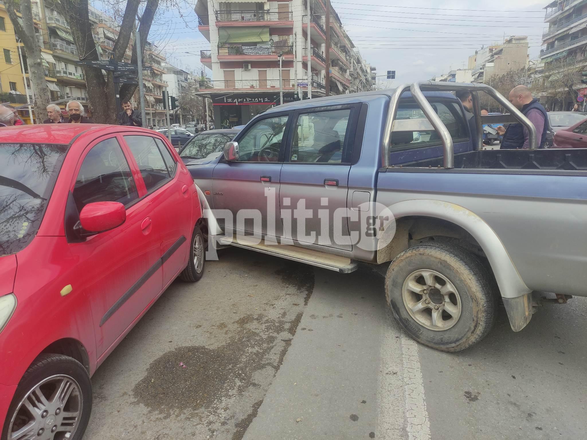 Θεσσαλονίκη: Σοβαρό τροχαίο στην Κ. Καραμανλή με τραυματία – Αγροτικό πέρασε στο αντίθετο ρεύμα (ΦΩΤΟ)