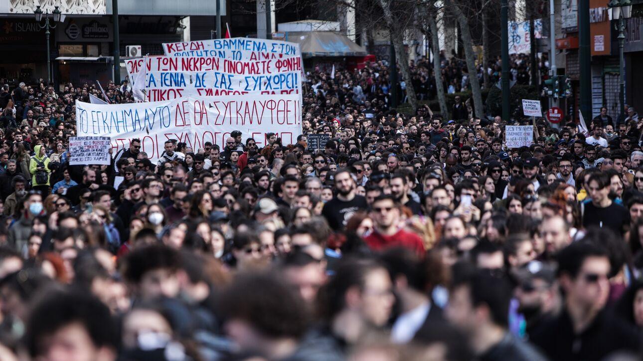 Καταγγελία φωτορεπόρτερ: Έχασε την ακοή του από χειροβομβίδα κρότου λάμψης