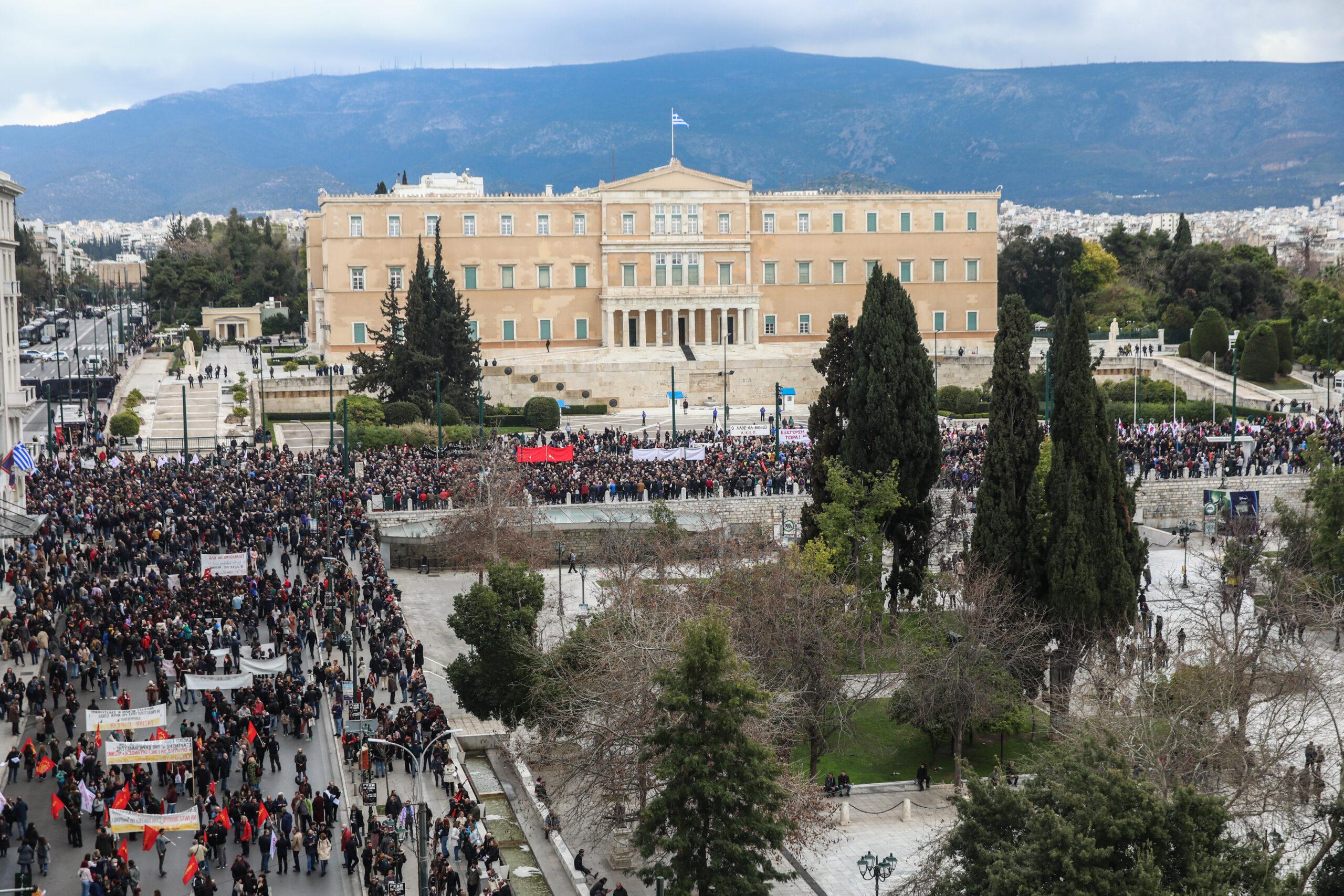 Σε εξέλιξη οι απεργιακές συγκεντρώσεις ΓΣΕΕ και ΑΔΕΔΥ στην Αθήνα