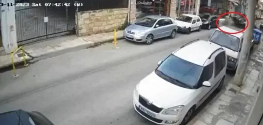 Τροχαίο στα Χανιά: Η στιγμή της σύγκρουσης μηχανής με αυτοκίνητο – Ακρωτηριάστηκε 29χρονος